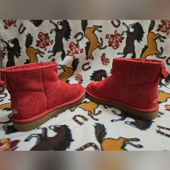 Womens 6 Red UGG Mini Star Boots - Picture 5 of 7